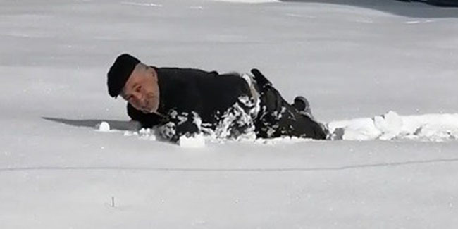 Yaşlı adam karda süründü, yuvarlanarak eğlendi
