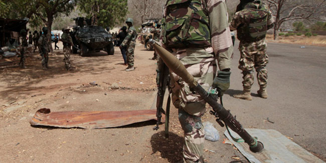 Askeri kampa saldırdı: 70 ölü