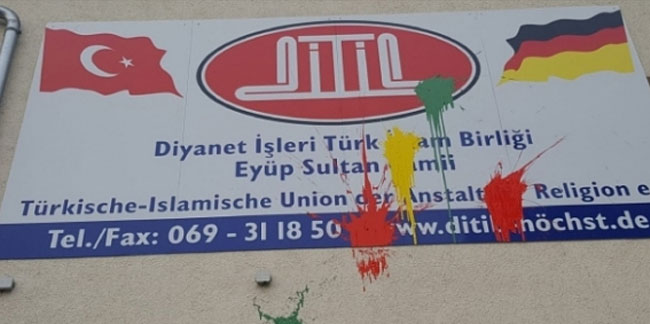 Almanya'da bir camiye boyalı saldırı, bir camide hırsızlık