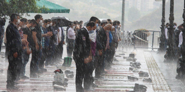 Ankara'da sağanak yağmur altında cuma namazı!