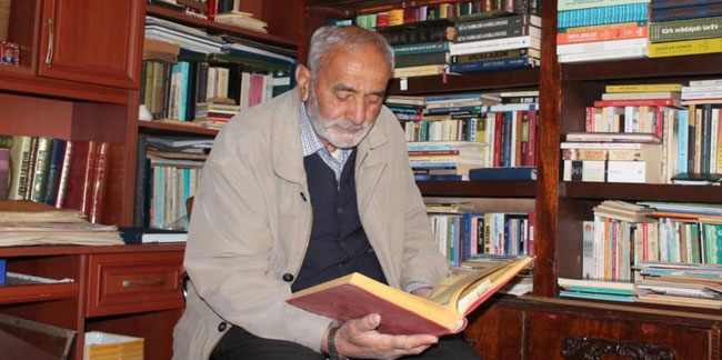 Emekli öğretmen 66 yıldır okuduğu kitapların kaydını tutuyor