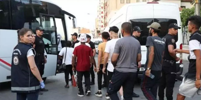 İzmir'de yaklaşık 200 düzensiz göçmen, operasyonla yakalandı