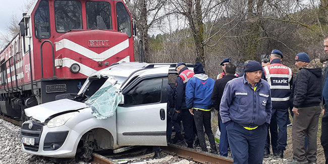 Tren, hafif ticari araca çarptı: 2 ölü, 2 yaralı