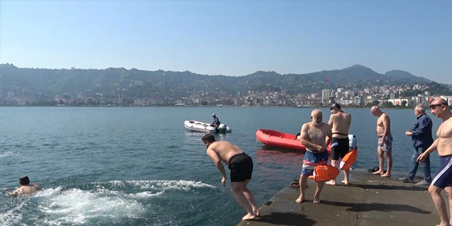 15 Temmuz için Karadeniz’de 4 kilometre boyunca yüzdüler