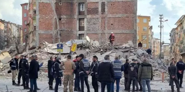  Malatya'da 5 katlı bina çöktü