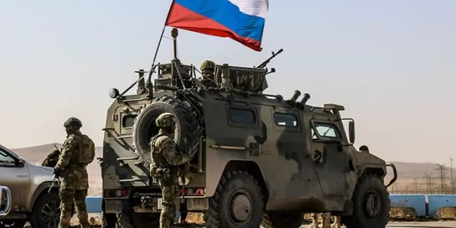 Rus ordusu Suriye'de ABD askerlerinin yolunu kesti