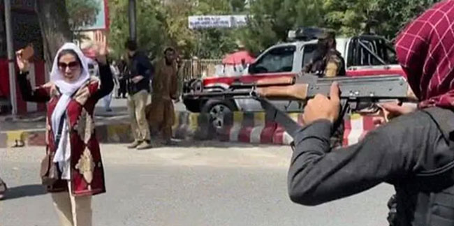 Talibandan kadınların eylemine silahlı müdahale