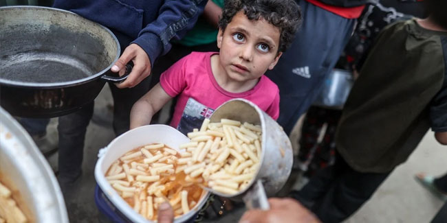 Ailelerine yemek almak için bekleyen Gazzeli çocuklar