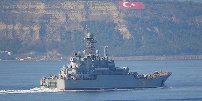 Rus savaş gemisi ''Azov'' Çanakkale Boğazı'ndan geçti