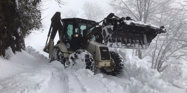 Doğu Karadeniz'de 566 köy yolu kardan kapandı