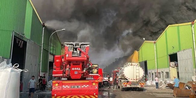 Adana'daki büyük yangın kontrol altında