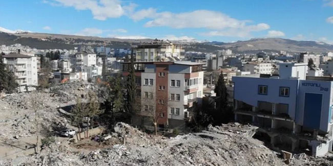 Depremde büyük yıkıma uğrayan illerde yardımlar sürüyor