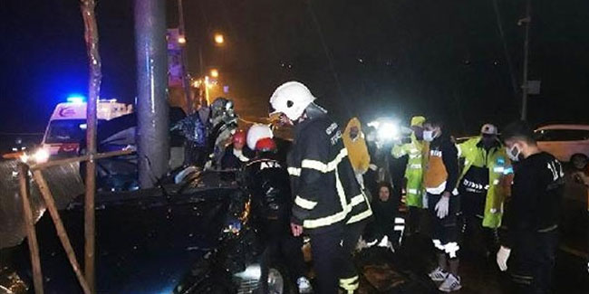 Otomobil, beton elektrik direğine çarptı: 2 ölü