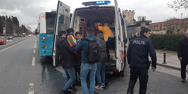 Zeytinburnu'nda durakta otobüs bir başka otobüse çarptı: 15 yaralı