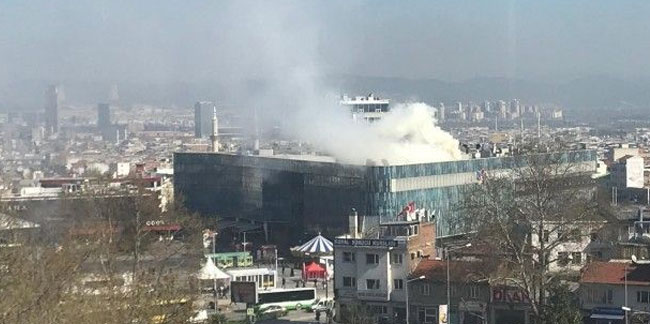 Bursa'da AVM'nin Tavanı çöktü: Yangın çıktı