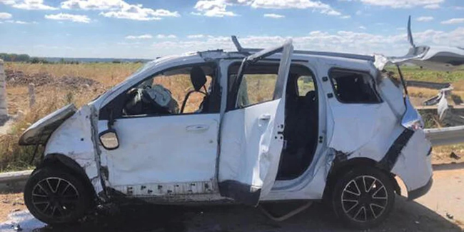 Kırklareli'de hafif ticari araç refüje çarptı: 2 ölü, 2 yaralı