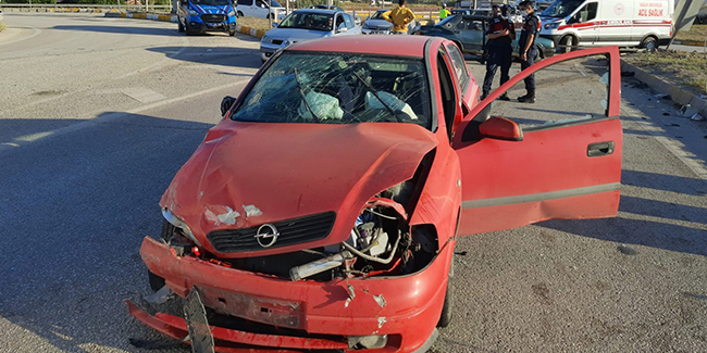 Kırıkkale'de iki otomobil kafa kafaya çarpıştı: 5 yaralı