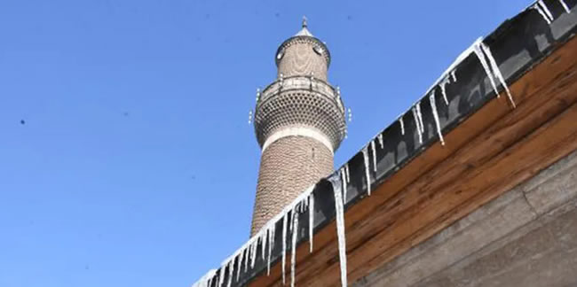 Sivas'ta, çatılarda tehlike oluşturan buz sarkıtlarına itfaiye müdahalesi