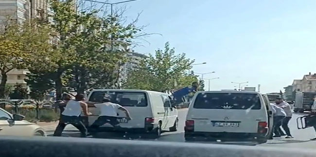 Konya'da tekmeli tokatlı trafik kavgasında ilginç anlar! Minibüsün camından atlayıp kavgaya karıştı