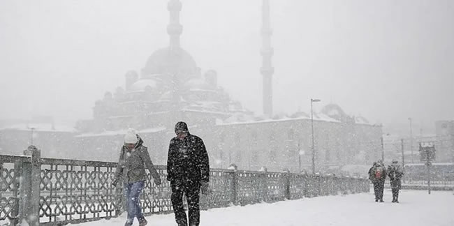 Meteoroloji tarih verdi: İstanbul'a kar sürprizi