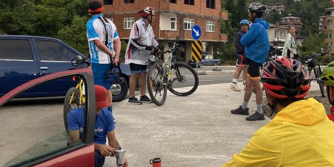 İranlı bisikletçiler 'Dünya yeşil kalsın, savaş olmasın' diye pedal çevirdiler