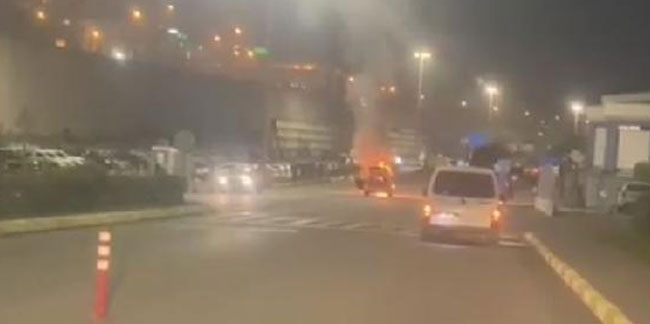 Trabzon Havalimanı'nda dehşet anları! Yolcu bekleyen taksi alev alev yandı
