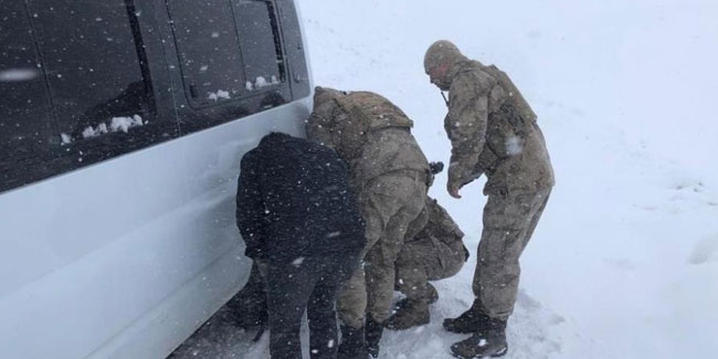 Kar ve tipide mahsur kalan 20 öğrenci kurtarıldı