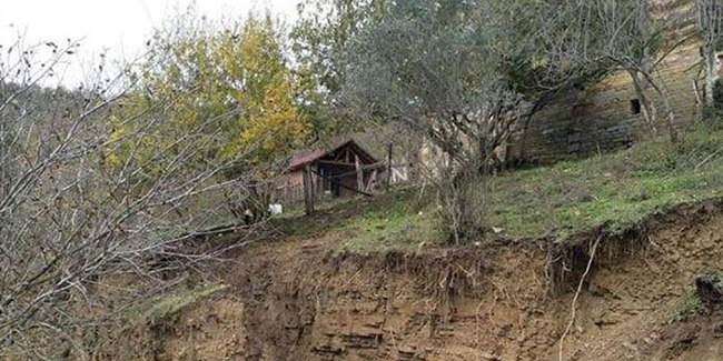 Ayancık'ta toprak kayması: 2 ev tahliye edildi
