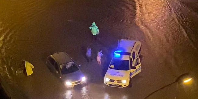 Rize'de mahsur kalan aracın imdadına trafik polisleri yetişti
