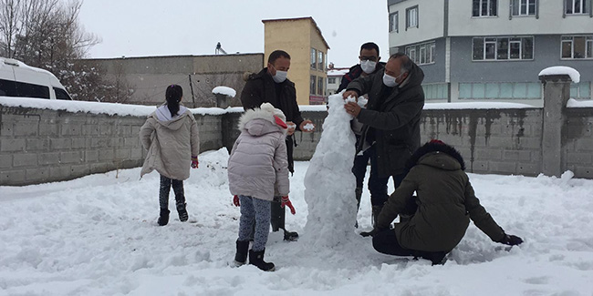 Çocuklar zabıtalarla birlikte kardan adam yaptılar