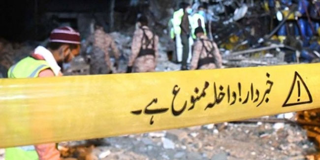 Pakistan'da yol kenarında bomba patladı: 5 işçi öldü