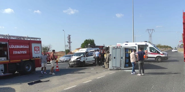 Kırklareli'nde minibüs ve hafif ticari araç kafa kafaya çarpıştı: 3 yaralı