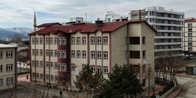 Sivas'ta fırtına okulun çatısını uçurdu