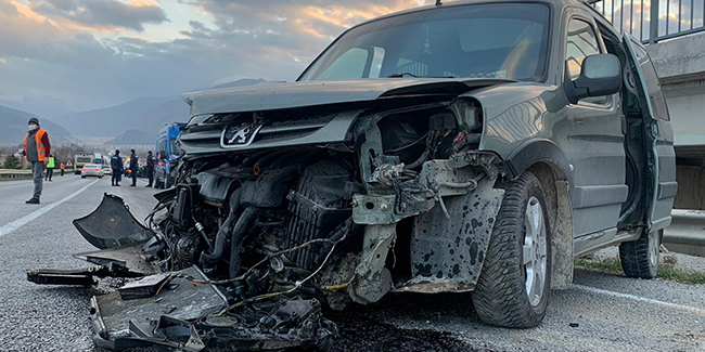 Araçların hurdaya döndüğü kazada şans eseri ölen ya da yaralanan olmadı