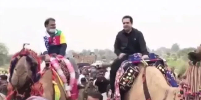Pakistanlı eski bakan akaryakıt fiyatlarını deve üzerinde protesto etti