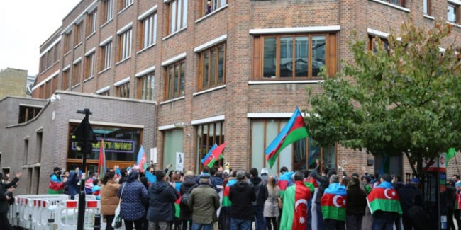 İngiltere'deki Azerbaycan Türkleri gösteri düzenledi