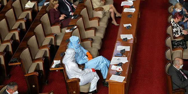 Bulgar meclisinde parti liderinden dikkat çeken koronavirüs önlemi