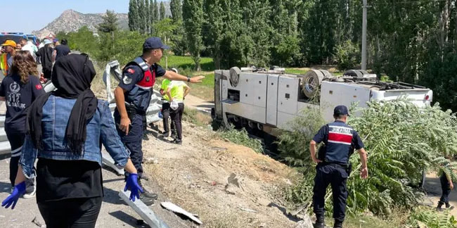 Denizli'de tur otobüsü şarampole devrildi: 41 yaralı