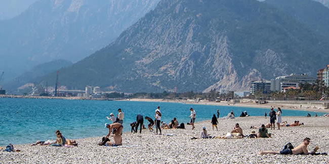 Antalya'da sahilde koronavirüs denetimi