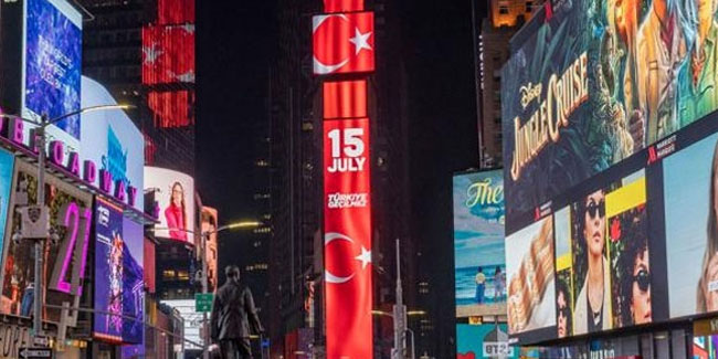 Times Meydanı'nda dev ekrana Türk bayrağı yansıtıldı