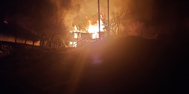 Bolu’da ahşap ev alev alev yandı