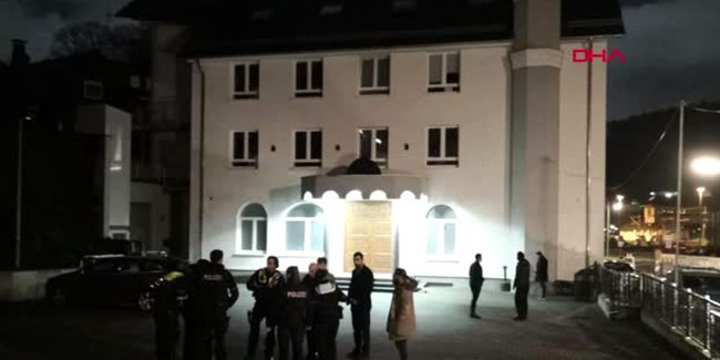 Almanya'da camiye taşlı saldırı