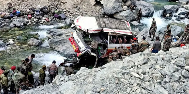 Hindistan’da otobüs nehre uçtu: 7 ölü, 32