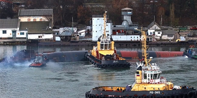 Rus denizaltısı kontrollü batırılıyor