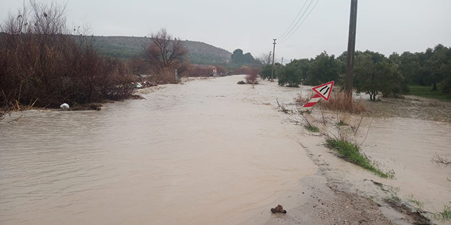 Aşırı yağışlar Akhisar’da köy yollarını kapattı araziler sular altında kaldı