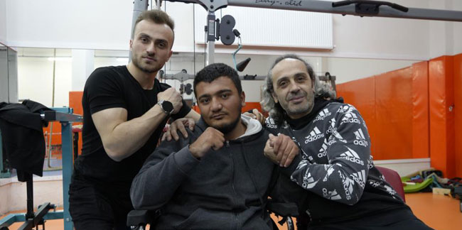 Engelli genç bilek güreşiyle hayata tutundu, Türkiye şampiyonu oldu