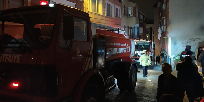  Beyoğlu’nda bina girişindeki yangın panik oluşturdu