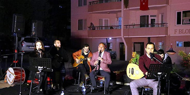 Tekirdağ'da, sokağa çıkamayan vatandaşlara konser verildi