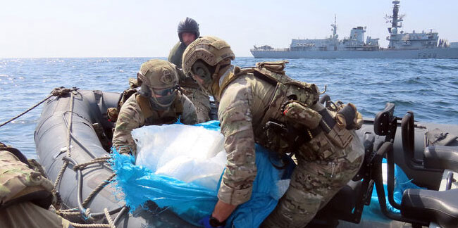 İngiliz askerleri, İran'dan Yemen'e gönderildiği düşünülen teknede tanksavar füzeleri buldu