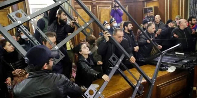 Ermenistan karıştı! Protestocular Paşinyan'ın odasına girdi